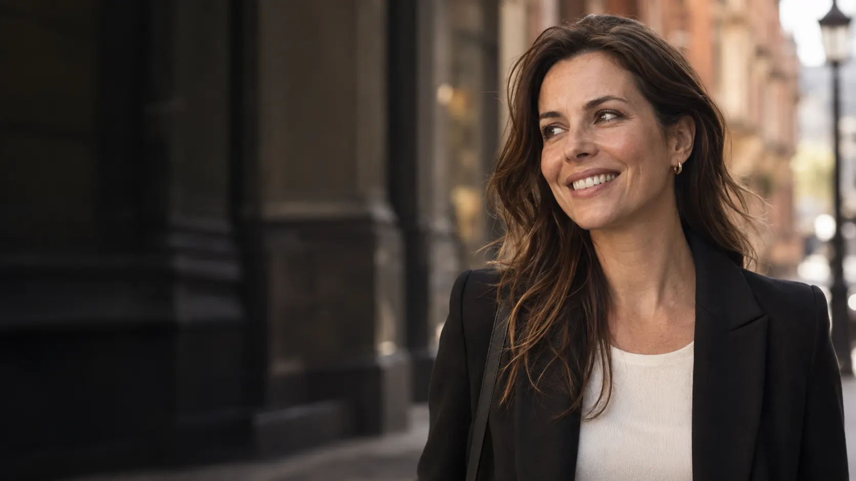 Retrato ilustrativo de campaña de una mujer sonriendo en una calle de Londres; no es fotografía de una paciente.